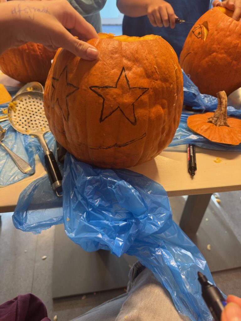 Pompoen met een gezicht erop