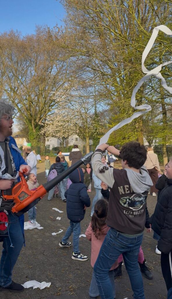 Basisschool Reuzepas start met de lesmethode GO! rond het thema Uitvindingen & Ontdekkingen. Acht weken lang werken leerlingen vakoverstijgend aan aardrijkskunde, geschiedenis, taal en techniek, met een feestelijke start vol uitvinders op het schoolplein.